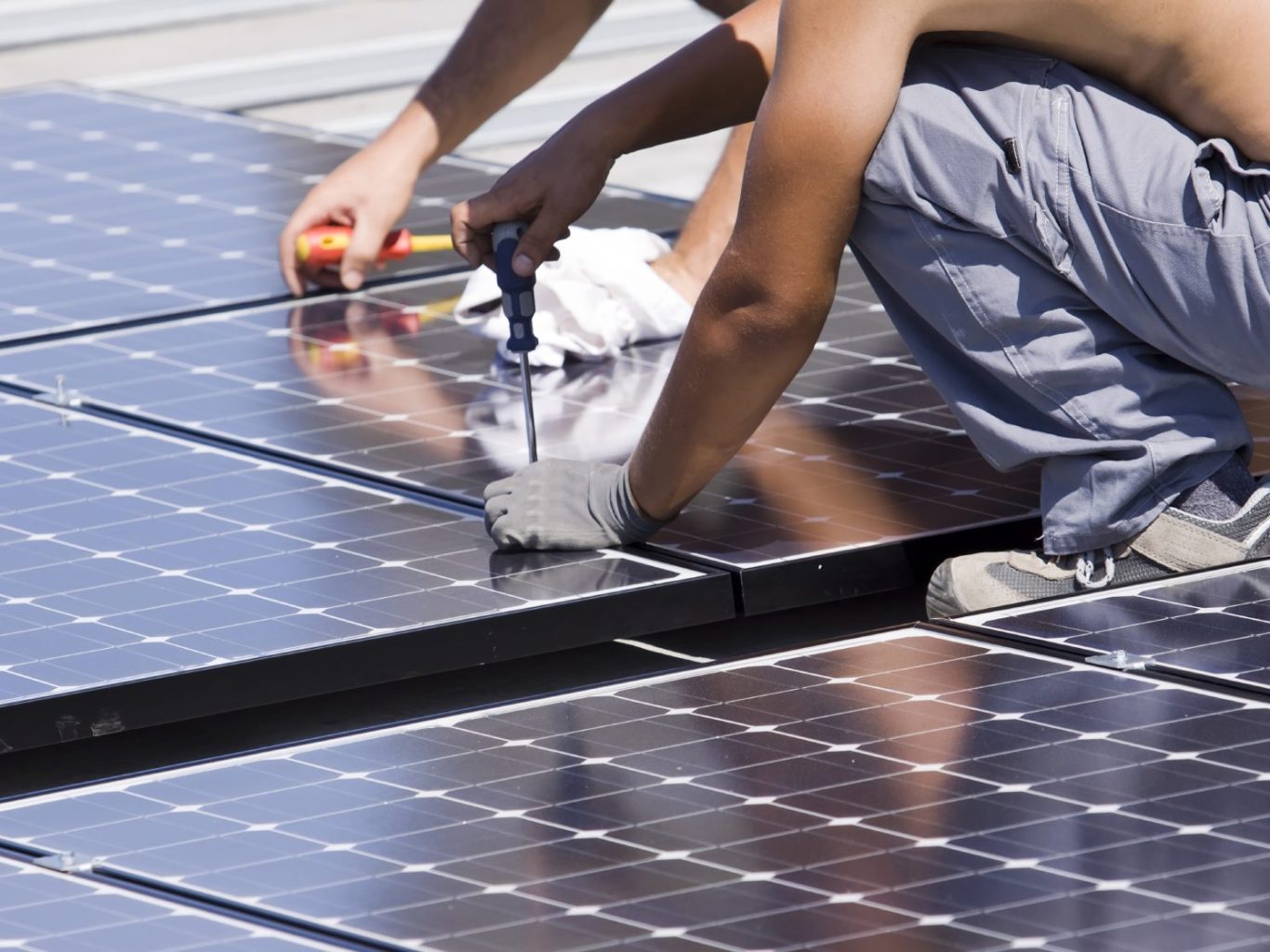 Installation de panneaux solaires par des techniciens sur un toit Nogent 52800
