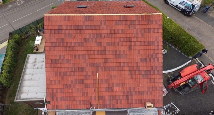 Toit en tuiles rouges avec deux lucarnes, vue de dessus.